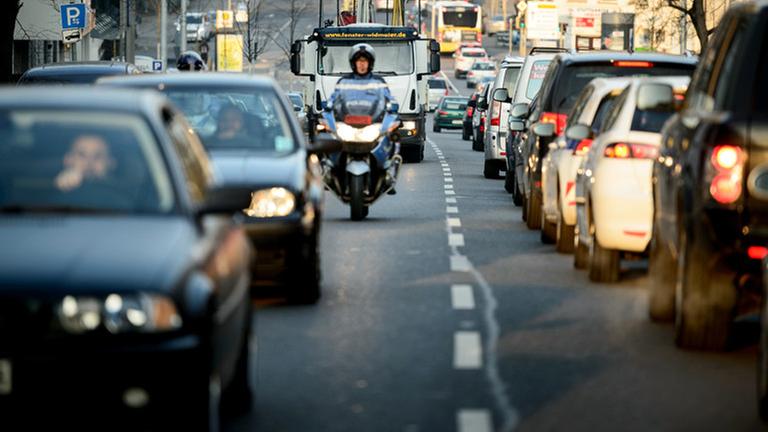 Eine Straße mit Staus in beide Richtungen Eine Straße mit Staus in beide Richtungen